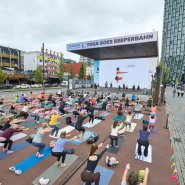 Der Spielbudenplatz sei während der Yoga-Übungen tiefenentspannt gewesen, sagte eine Sprecherin der Veranstalter.