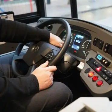 Die Zahl der Verkehrsunfälle mit Bussen in Hamburg ist 2025 gegenüber den Vorjahren gestiegen. (Symbolbild)