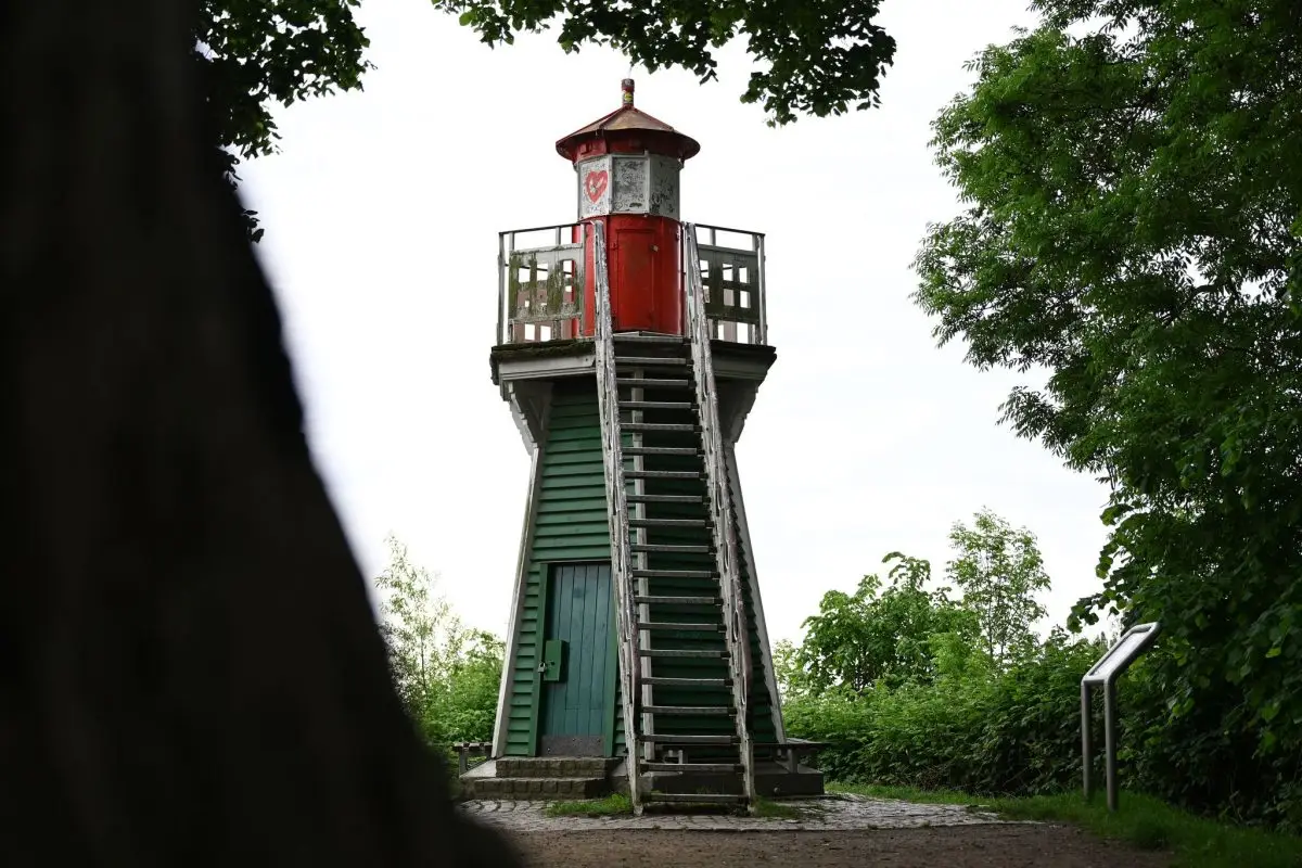 Der rot-grüne Holzturm leitete einst die Schiffe auf den sicheren Weg in den Hamburger Hafen.