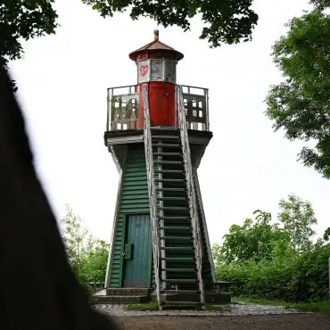 Der rot-grüne Holzturm leitete einst die Schiffe auf den sicheren Weg in den Hamburger Hafen.