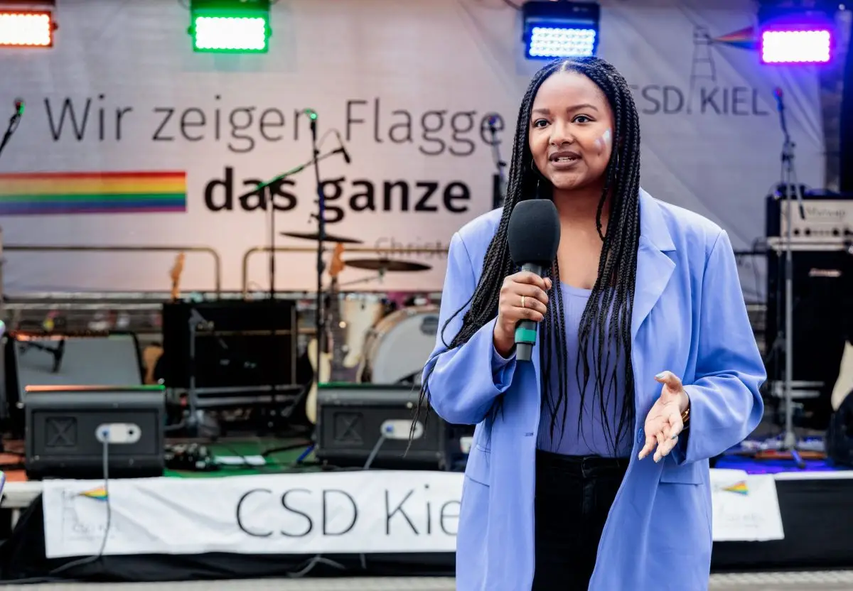 Auf dem Christopher-Street-Day (CSD) in Lübeck hat Touré ihre Solidarität mit der queeren Community bekräftigt. (Archivbild)