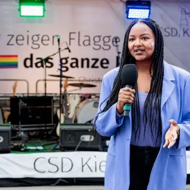 Auf dem Christopher-Street-Day (CSD) in Lübeck hat Touré ihre Solidarität mit der queeren Community bekräftigt. (Archivbild)