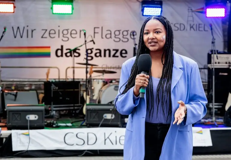 Auf dem Christopher-Street-Day (CSD) in Lübeck hat Touré ihre Solidarität mit der queeren Community bekräftigt. (Archivbild)