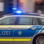 Mehrere Streifenwagenbesatzungen stoppten verfolgten den betrunkenen 17-Jährigen. (Symbolbild)