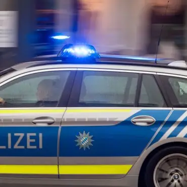 Mehrere Streifenwagenbesatzungen stoppten verfolgten den betrunkenen 17-Jährigen. (Symbolbild)