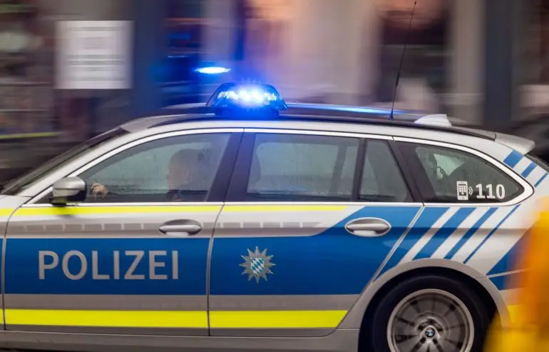 Mehrere Streifenwagenbesatzungen stoppten verfolgten den betrunkenen 17-Jährigen. (Symbolbild)