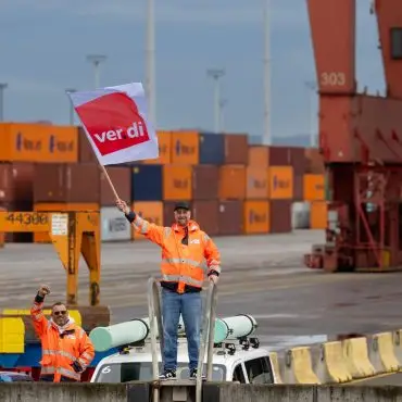 Ein Hafenarbeiter steht während des Warnstreiks auf dem Hamburger Containerterminal Burchardkai.