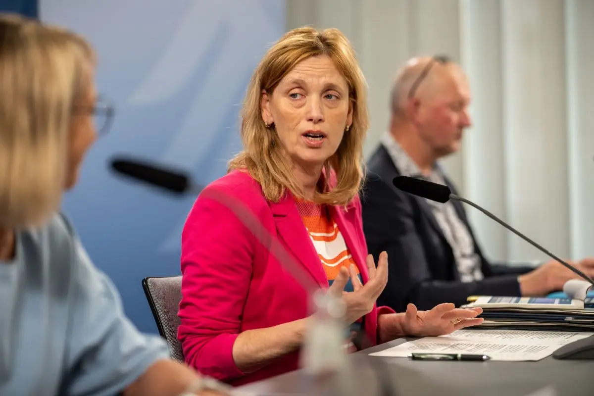 Neben einem Social-Media-Verbot für Kinder unter 13 Jahren kann sich Bundesfamilienministerin Karin Prien (CDU) auch Regelungen für ältere Jugendliche vorstellen. (Archivbild)