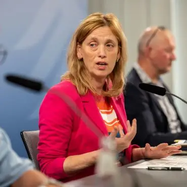 Neben einem Social-Media-Verbot für Kinder unter 13 Jahren kann sich Bundesfamilienministerin Karin Prien (CDU) auch Regelungen für ältere Jugendliche vorstellen. (Archivbild)