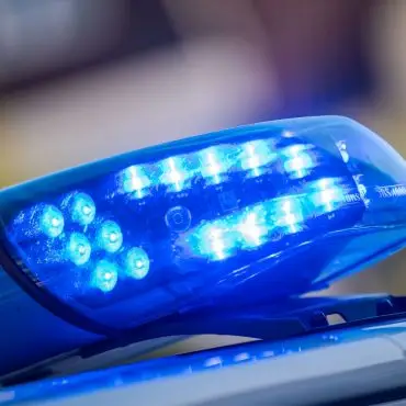 Die Polizei fahndet nach dem oder der Flüchtigen. (Symbolbild)