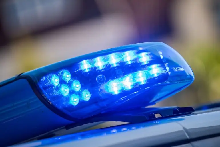Die Polizei fahndet nach dem oder der Flüchtigen. (Symbolbild)
