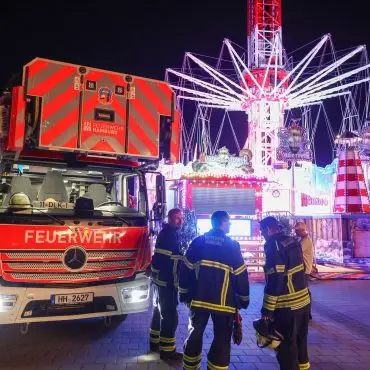 Das Kettenkarussell konnte ohne Eingreifen der Einsatzkräfte wieder auf den Boden zurückkehren.