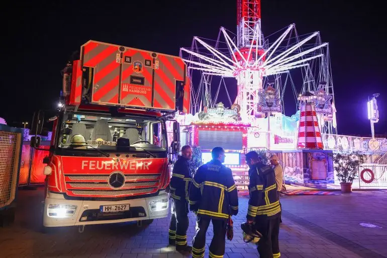 Das Kettenkarussell konnte ohne Eingreifen der Einsatzkräfte wieder auf den Boden zurückkehren.