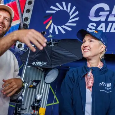 Beim Grand Prix der SailGP in Sassnitz begrüßte Miteigentümer Sebastian Vettel Mecklenburg-Vorpommerns Ministerpräsidentin Manuela Schwesig.