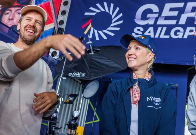 Beim Grand Prix der SailGP in Sassnitz begrüßte Miteigentümer Sebastian Vettel Mecklenburg-Vorpommerns Ministerpräsidentin Manuela Schwesig.