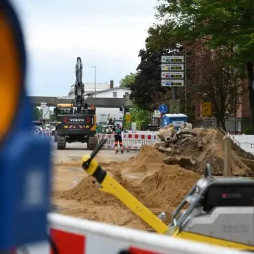 Die Buxtehuder Straße in Hamburg-Harburg soll knapp drei Monate nach einem Wasserrohrbruch wieder vollständig freigegeben werden. (Archivbild)