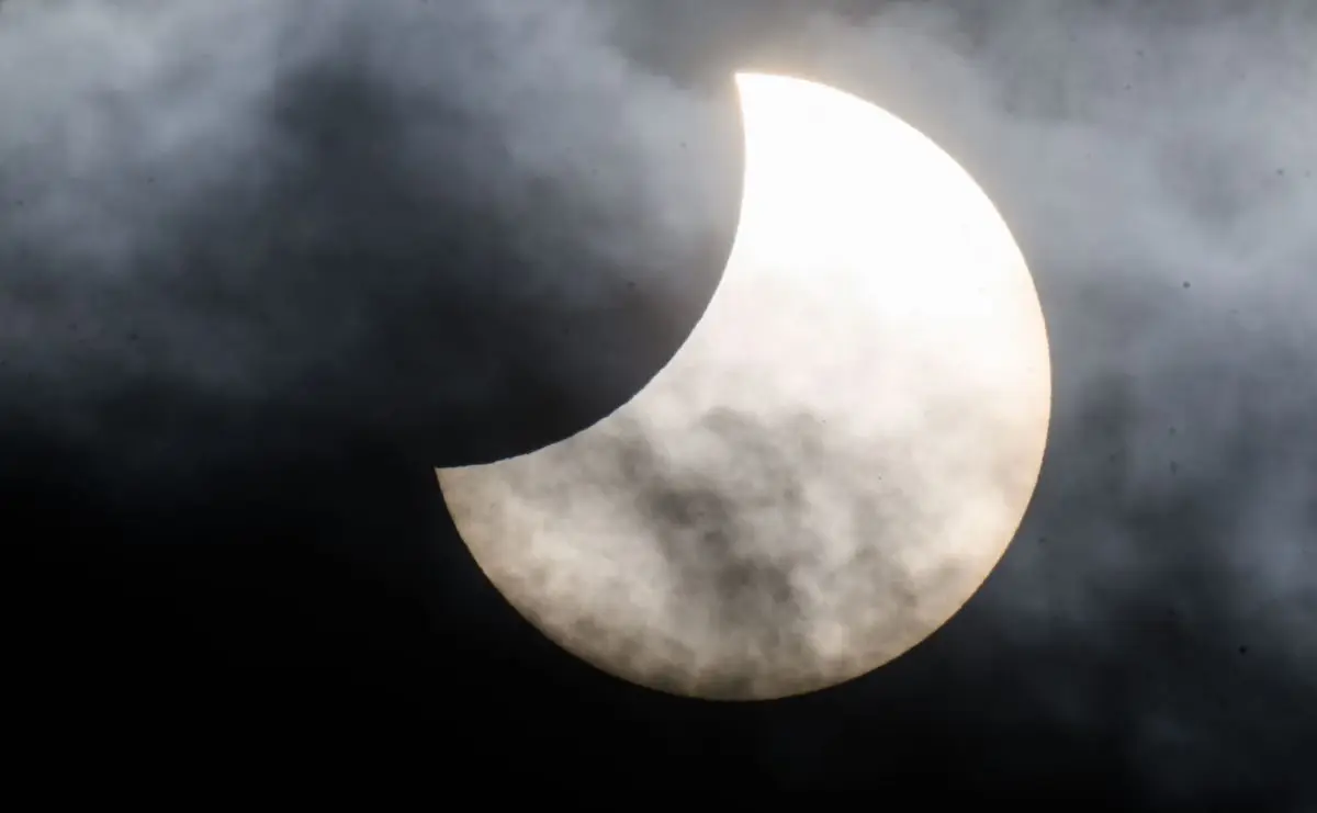 Werden Wolken die Sicht auf die teils verdeckte Sonne stören? Meteorologen sagen: Nein!