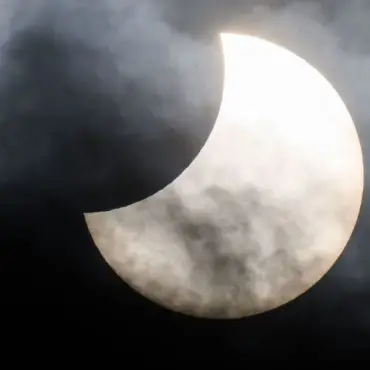 Werden Wolken die Sicht auf die teils verdeckte Sonne stören? Meteorologen sagen: Nein!