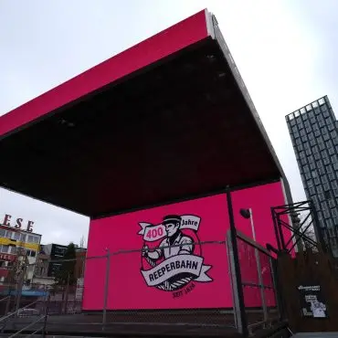 «400 Jahre Reeperbahn» steht auf der Multimedialeinwand auf dem Spielbudenplatz auf der Reeperbahn.