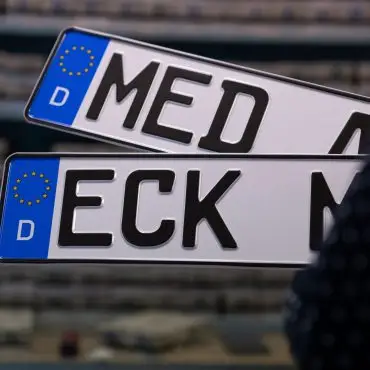 Mit den Kennzeichen für Eckernförde und Meldorf drücken manche Autofahrer Heimatverbundenheit aus. (Symbolbild)