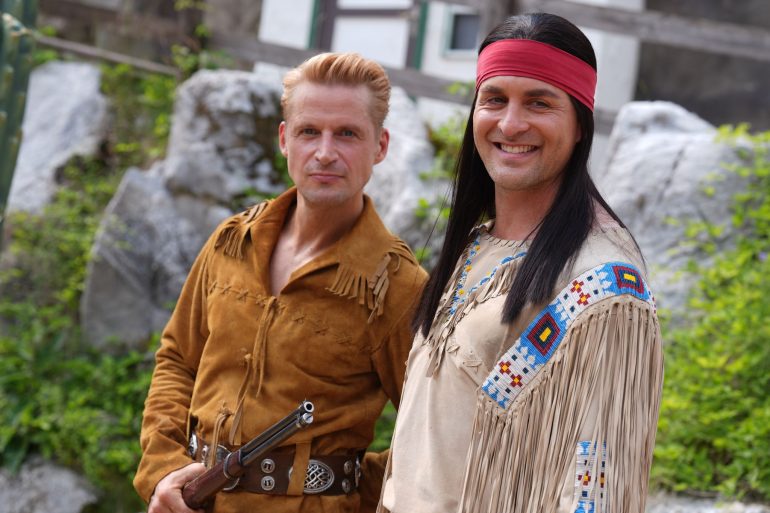 Winnetou und Old Shatterhand, gespielt von Alexander Klaws (r) und Bastian Semm (l), haben in diesem Sommer bereits mehr als 200.000 Zuschauer zu den Karl-May-Spielen nach Bad Segeberg gelockt. (Archivbild)