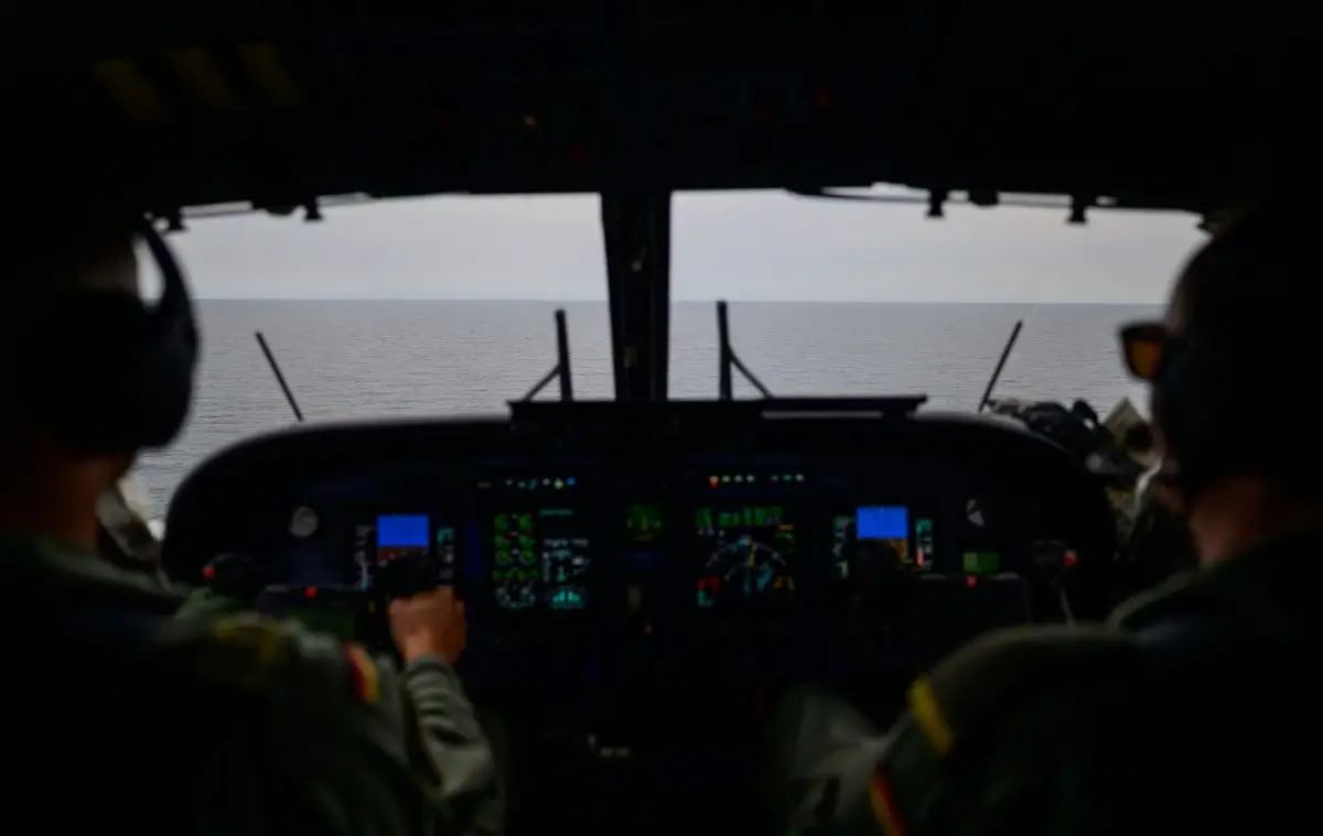 Auch die beiden Piloten der Bundeswehr halten aus ihrem Cockpit Ausschau nach möglichen Verunreinigungen auf dem Meer.
