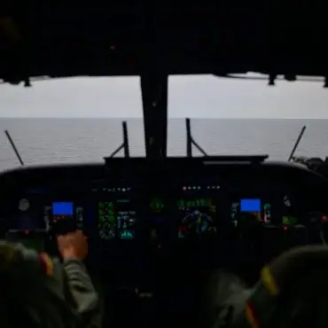 Auch die beiden Piloten der Bundeswehr halten aus ihrem Cockpit Ausschau nach möglichen Verunreinigungen auf dem Meer.