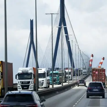 Seit Inbetriebnahme der Brücke hat sich die Verkehrsbelastung nach Behördenangaben nahezu verdoppelt. (Archivbild)