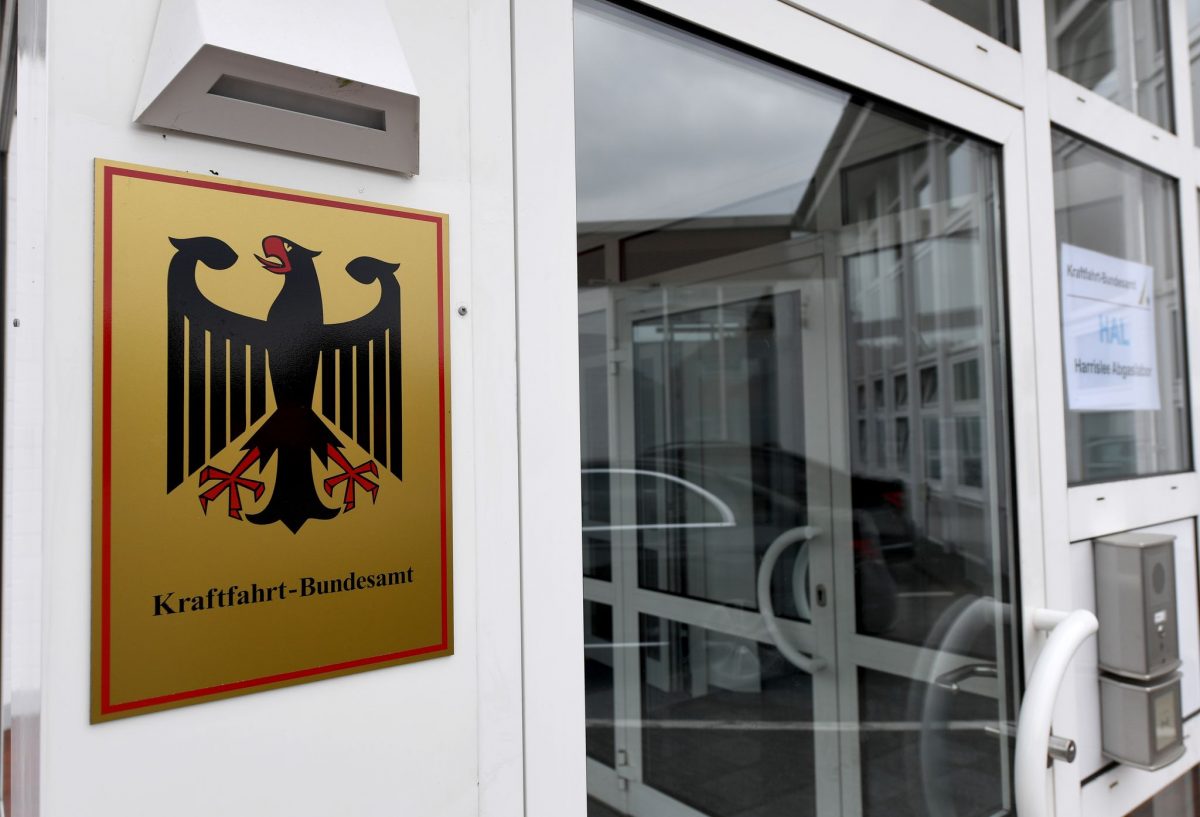 Hier geht es in die Behörde, die viel Wissen rund um Kraftfahrzeuge und ihre Halter und Fahrer sammelt.