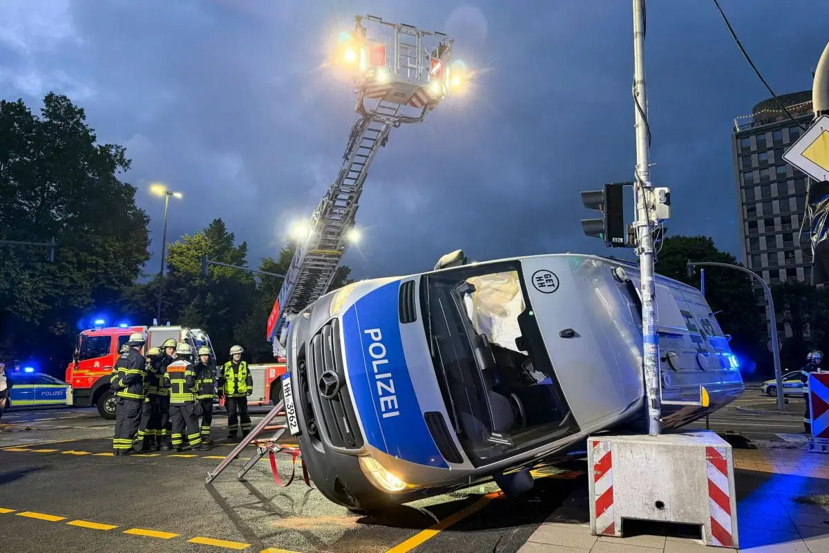 Ein Gefangenentransporter der Polizei ist nach einem Unfall in Hamburg seitlich gegen eine Ampelanlage gekippt.