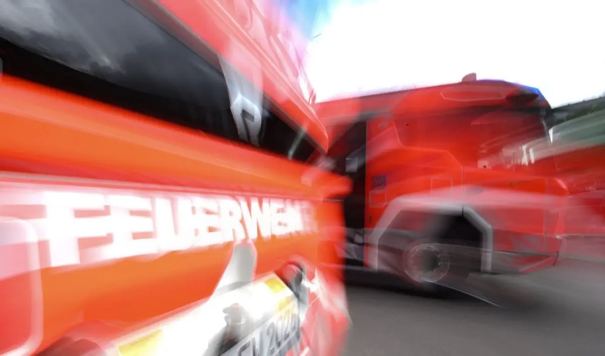 Die Feuerwehr ist noch mit den Löscharbeiten beschäftigt. (Symbolbild)