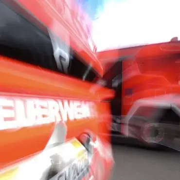 Die Feuerwehr ist noch mit den Löscharbeiten beschäftigt. (Symbolbild)