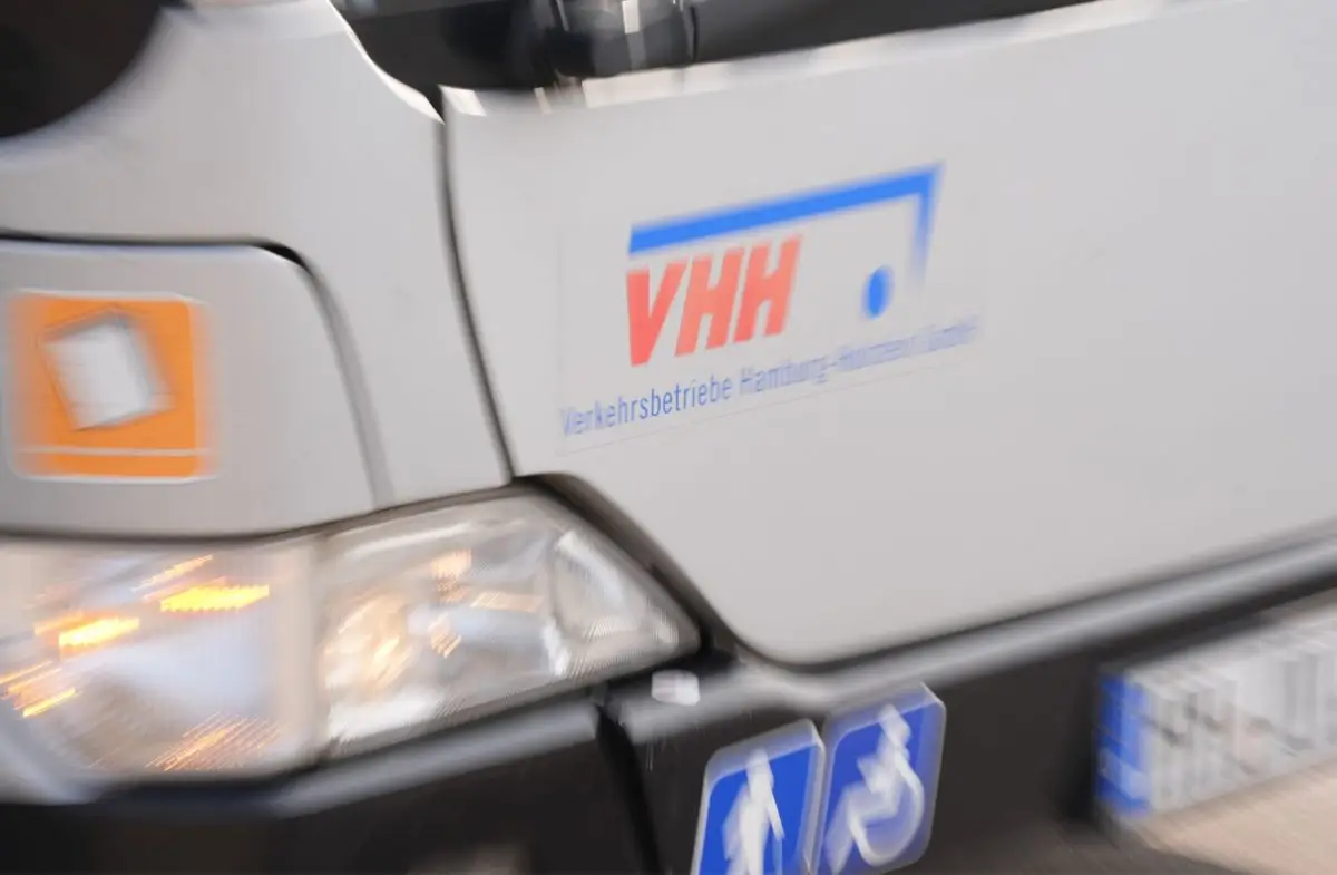 Nach einem Unfall in den frühen Morgenstunden wurde der Busfahrer ins Krankenhaus gebracht. (Symbolbild)