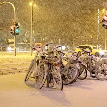 Schnee und Regen dürften dazu beigetragen haben, dass im ersten Halbjahr 2026 weniger Radfahrer in Hamburg unterwegs waren. (Archivbild)