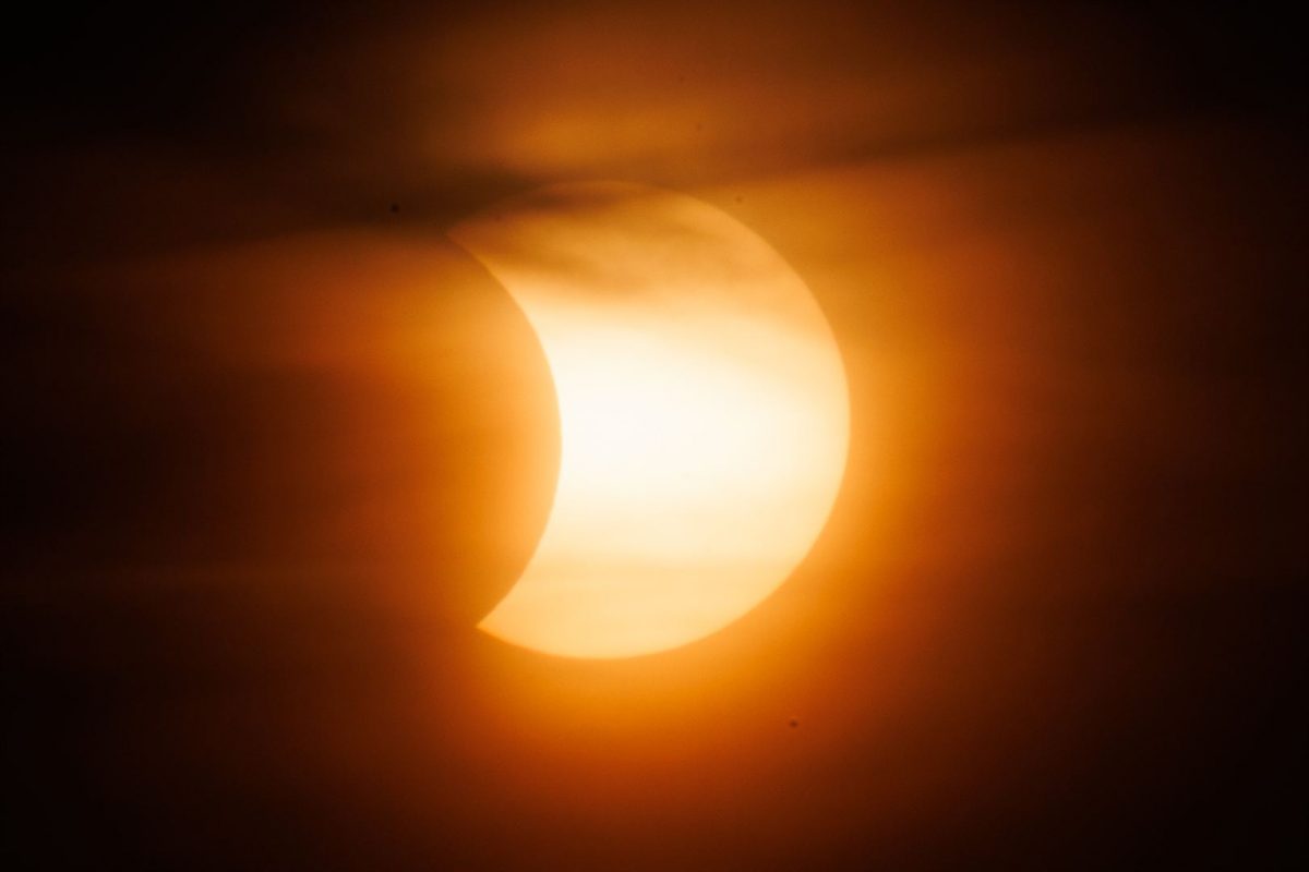 Partielle Sonnenfinsternis über dem Strand von Utersum auf Föhr am 12. August 2026