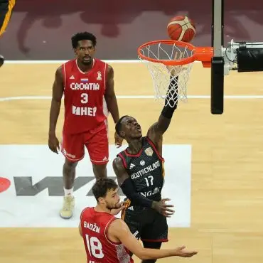 Dennis Schröder (M) und die deutschen Basketballer haben den Supercup gewonnen.