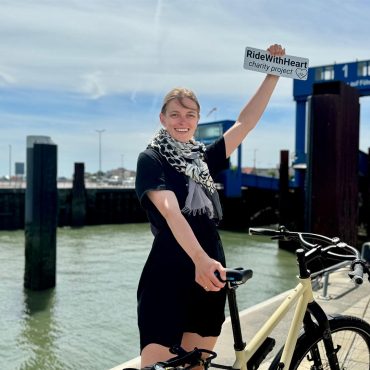 Sonja während ihrer Spendentour auf dem Fahrrad bei ihrem Besuch auf Föhr.