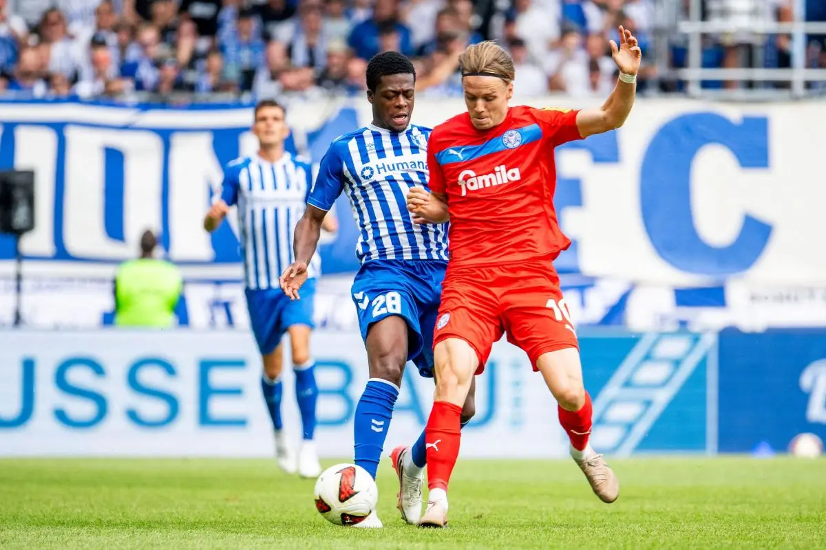 Einer von vielen Zweikämpfen im Spiel: Pierre Nadjombe (1. FC Magdeburg) und Jonas Therkelsen (r, Holstein Kiel) in Aktion.