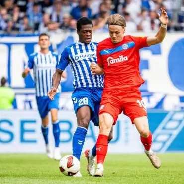 Einer von vielen Zweikämpfen im Spiel: Pierre Nadjombe (1. FC Magdeburg) und Jonas Therkelsen (r, Holstein Kiel) in Aktion.