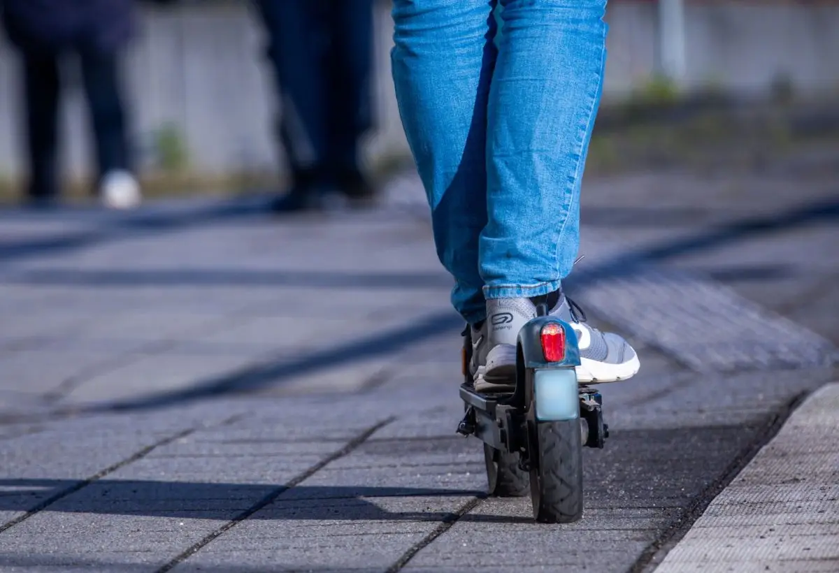 Auf dem Weg zum Ehrenfriedhof stürzt eine 15-Jährige mit ihrem E-Roller und wird dabei lebensgefährlich verletzt. (Symbolbild)