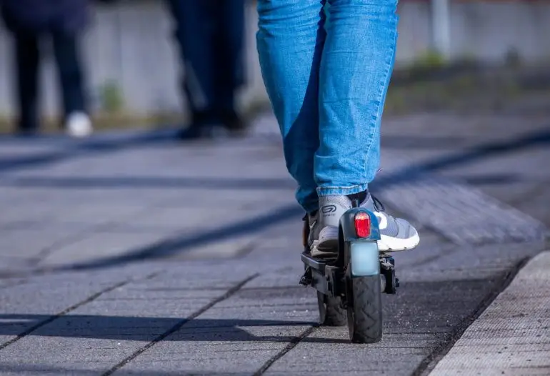 Auf dem Weg zum Ehrenfriedhof stürzt eine 15-Jährige mit ihrem E-Roller und wird dabei lebensgefährlich verletzt. (Symbolbild)