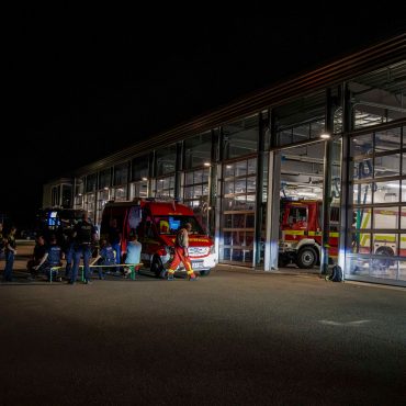 Einsatzkräfte treffen sich vor der Feuerwehrwache in Preetz.