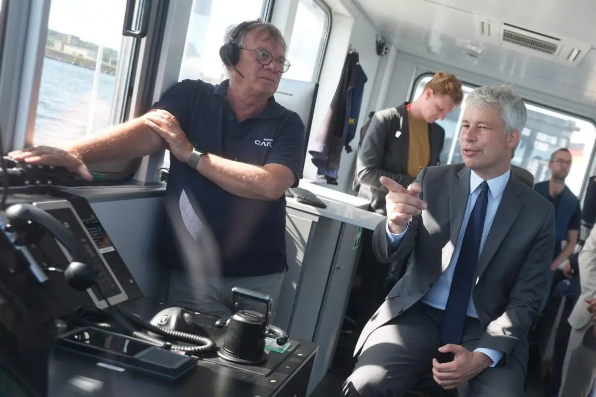 Minister Bilger informierte sich in Kiel über ein Projekt für eine autonome Fähre.
