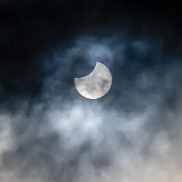 Viele Menschen im Norden hoffen am Mittwoch zur partiellen Sonnenfinsternis auf einen spektakulären Blick in den Himmel. (Archivbild)