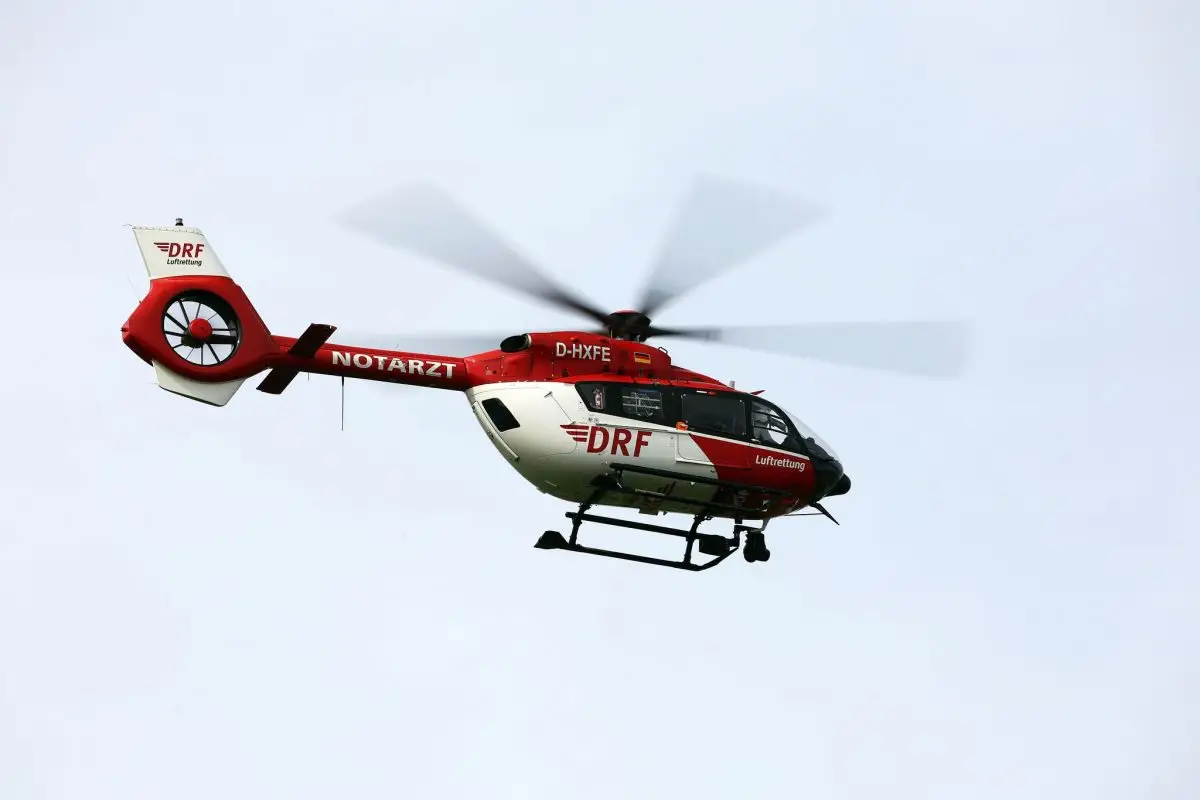 Ein Rettungshubschrauber macht sich auf den Weg zu dem Unfallort. (Symbolbild)