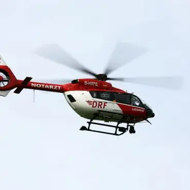 Ein Rettungshubschrauber macht sich auf den Weg zu dem Unfallort. (Symbolbild)