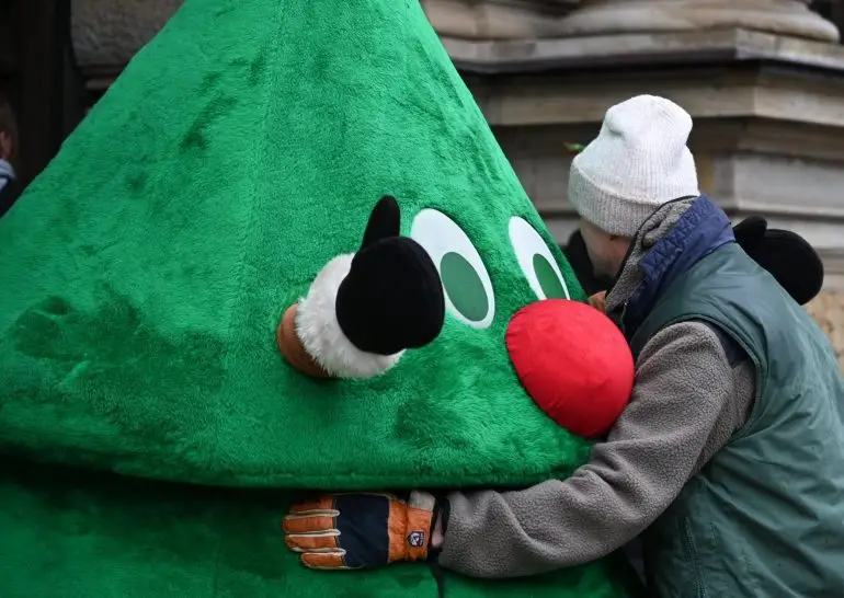 Das heimliche Aufstellen eines Weihnachtsbaums auf dem Gelände einer Hamburger Kita war Hausfriedensbruch, hat das Oberlandesgericht nun endgültig festgestellt. (Archivbild)