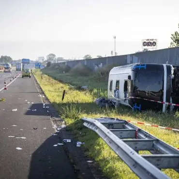 Die 54 Schülerinnen und Schüler sowie 4 Lehrkräfte waren nach Angaben der Schule auf dem Weg nach Paris.