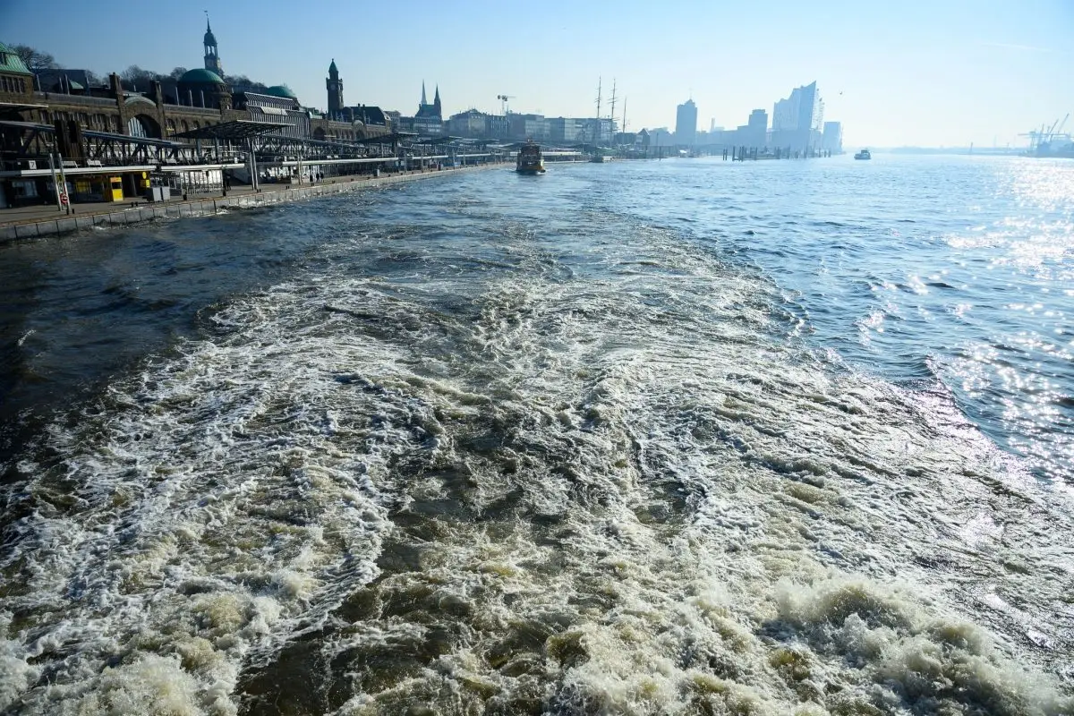 Im Hamburger Hafen stellte die Polizei Verstöße gegen Ballastwasser-Vorschriften fest. (Archivbild)