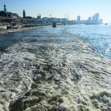 Im Hamburger Hafen stellte die Polizei Verstöße gegen Ballastwasser-Vorschriften fest. (Archivbild)